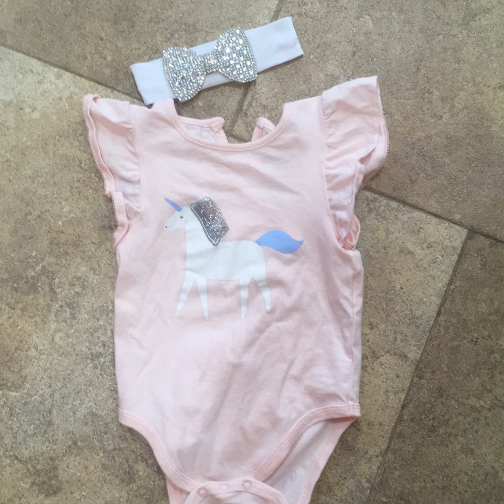 SOLD 🦄💖Adorable unicorn 🦄 onesie and headband